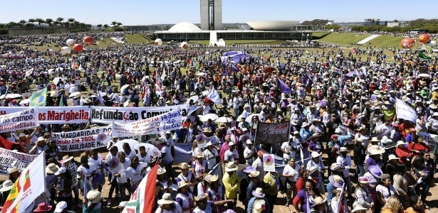 12ago2015---milhares-de-pessoas-participam-na-5-marcha-das-margaridas-em-frente-ao-congresso-nacional-em-brasilia-o-movimento-reune-mulheres-trabalhadores-do-campo-indigenas-quilombolas-e-1439389920907_615x300