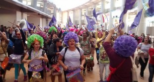 Batucada feminista da Marcha Mundial das Mulheres presente na Marcha das Margaridas 2015